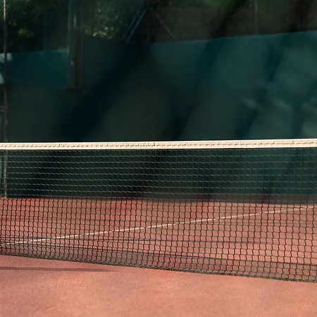 Spacious Apartment, With Private Terrace And Large Communal Pool And Tennis Courts, In Puerto Banus Apartmán Marbella