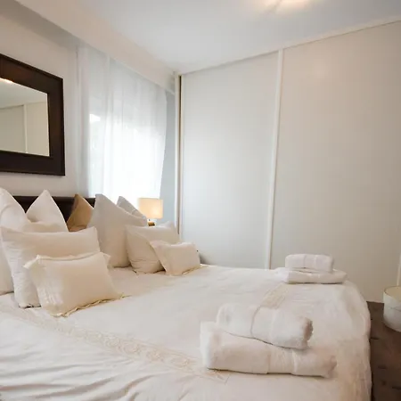 Lägenhet Spacious Apartment, With Private Terrace And Large Communal Pool And Tennis Courts, In Puerto Banus