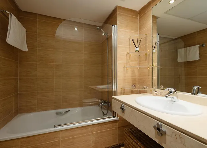 Spacious Apartment, With Private Terrace And Large Communal Pool And Tennis Courts, In Puerto Banus 公寓 马尔韦利亚