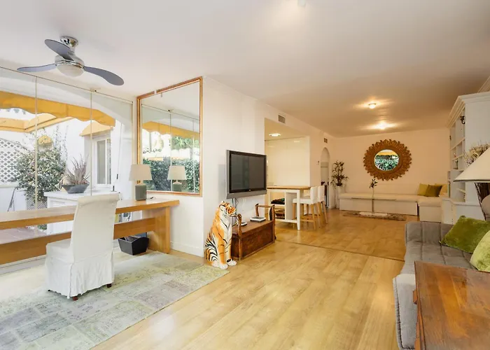 Spacious Apartment, With Private Terrace And Large Communal Pool And Tennis Courts, In Puerto Banus * 马尔韦利亚