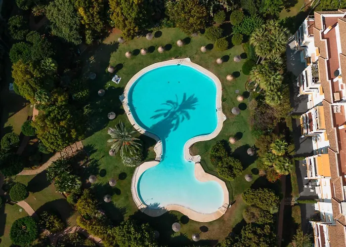 Spacious Apartment, With Private Terrace And Large Communal Pool And Tennis Courts, In Puerto Banus 马尔韦利亚