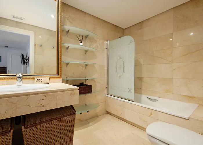 Spacious Apartment, With Private Terrace And Large Communal Pool And Tennis Courts, In Puerto Banus 马尔韦利亚