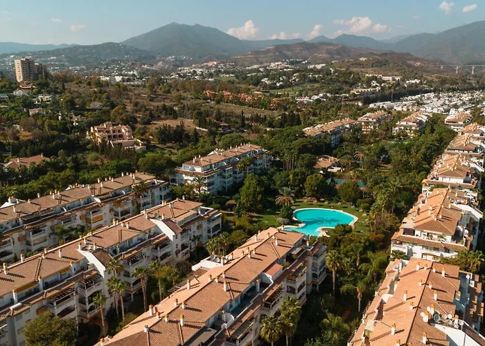 Spacious Apartment, With Private Terrace And Large Communal Pool And Tennis Courts, In Puerto Banus * 马尔韦利亚