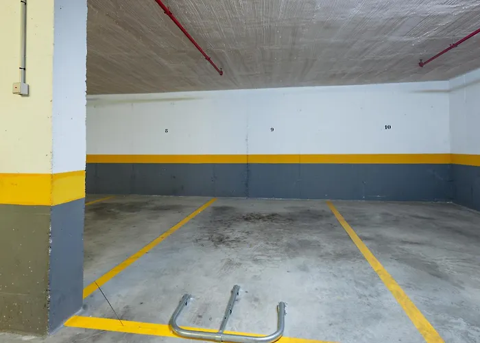 Spacious Apartment, With Private Terrace And Large Communal Pool And Tennis Courts, In Puerto Banus *