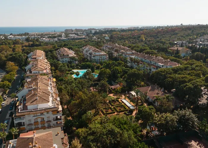 公寓 Spacious Apartment, With Private Terrace And Large Communal Pool And Tennis Courts, In Puerto Banus 马尔韦利亚