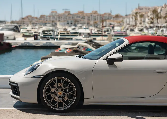 Spacious Apartment, With Private Terrace And Large Communal Pool And Tennis Courts, In Puerto Banus 马尔韦利亚