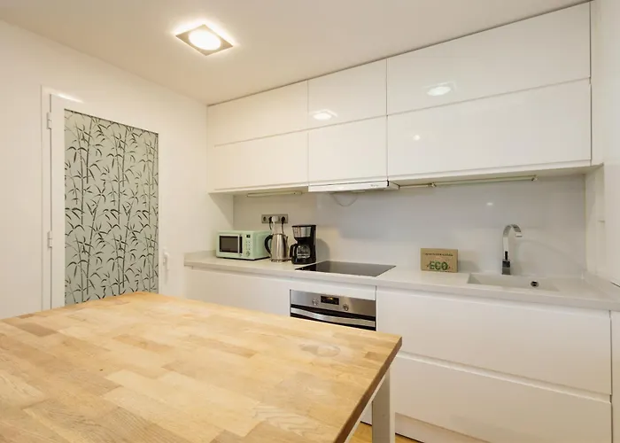 公寓 Spacious Apartment, With Private Terrace And Large Communal Pool And Tennis Courts, In Puerto Banus 马尔韦利亚