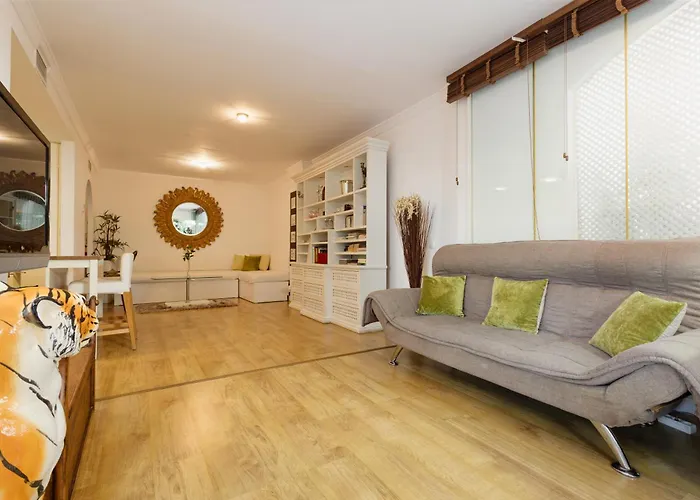 Spacious Apartment, With Private Terrace And Large Communal Pool And Tennis Courts, In Puerto Banus 公寓