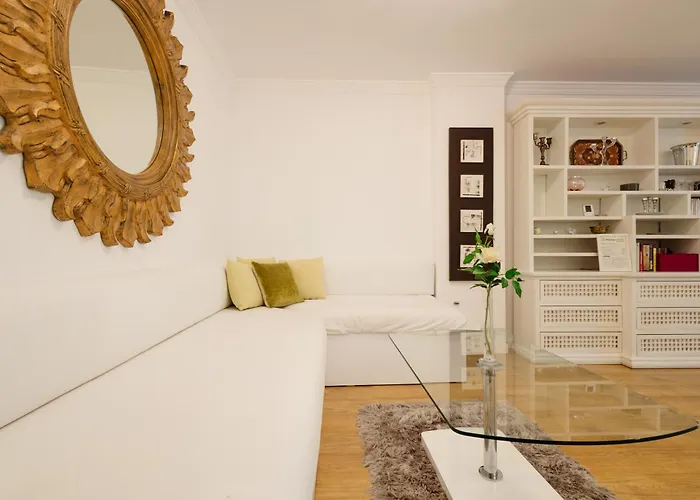 Spacious Apartment, With Private Terrace And Large Communal Pool And Tennis Courts, In Puerto Banus 公寓