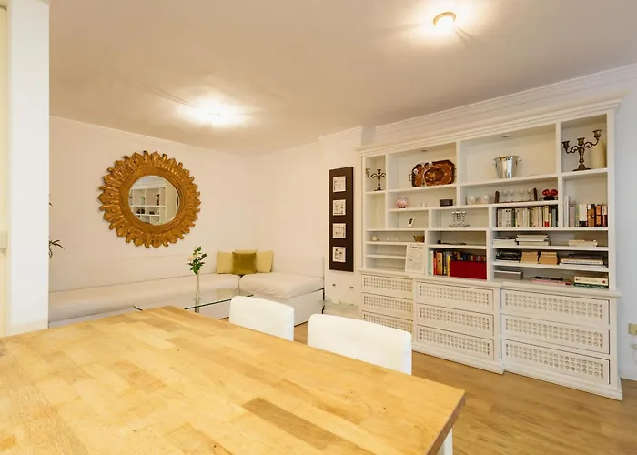 公寓 Spacious Apartment, With Private Terrace And Large Communal Pool And Tennis Courts, In Puerto Banus