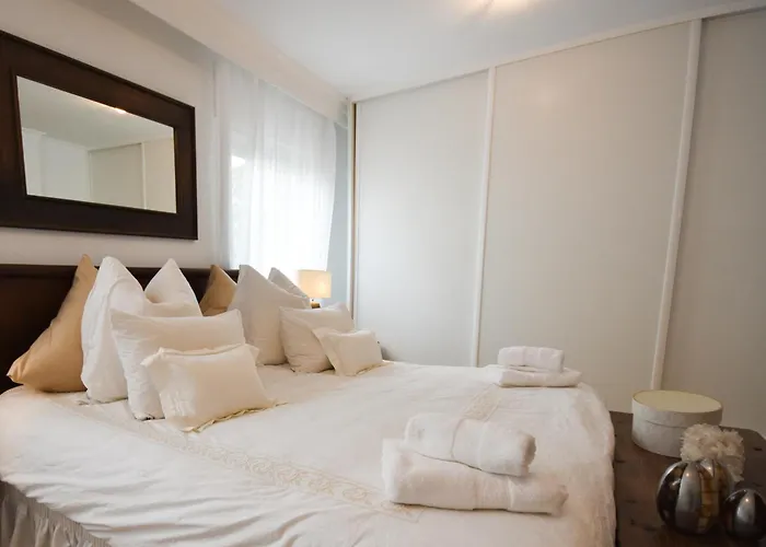 公寓 Spacious Apartment, With Private Terrace And Large Communal Pool And Tennis Courts, In Puerto Banus