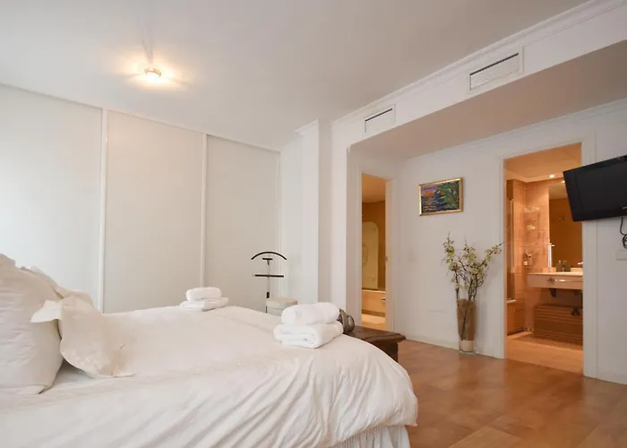 Spacious Apartment, With Private Terrace And Large Communal Pool And Tennis Courts, In Puerto Banus 公寓 马尔韦利亚