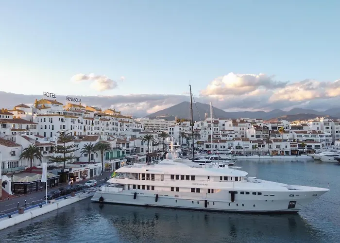 Spacious Apartment, With Private Terrace And Large Communal Pool And Tennis Courts, In Puerto Banus 马尔韦利亚