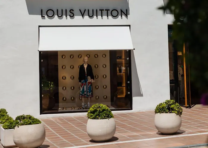 Spacious Apartment, With Private Terrace And Large Communal Pool And Tennis Courts, In Puerto Banus