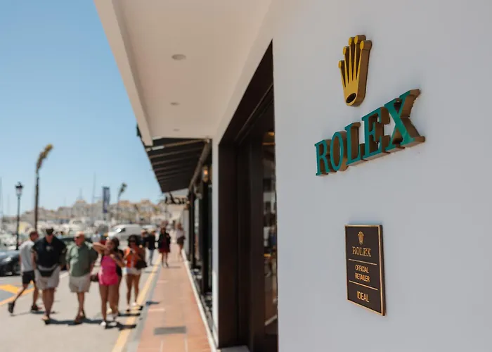 公寓 Spacious Apartment, With Private Terrace And Large Communal Pool And Tennis Courts, In Puerto Banus