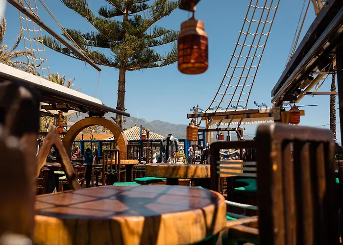 公寓 Spacious Apartment, With Private Terrace And Large Communal Pool And Tennis Courts, In Puerto Banus 马尔韦利亚