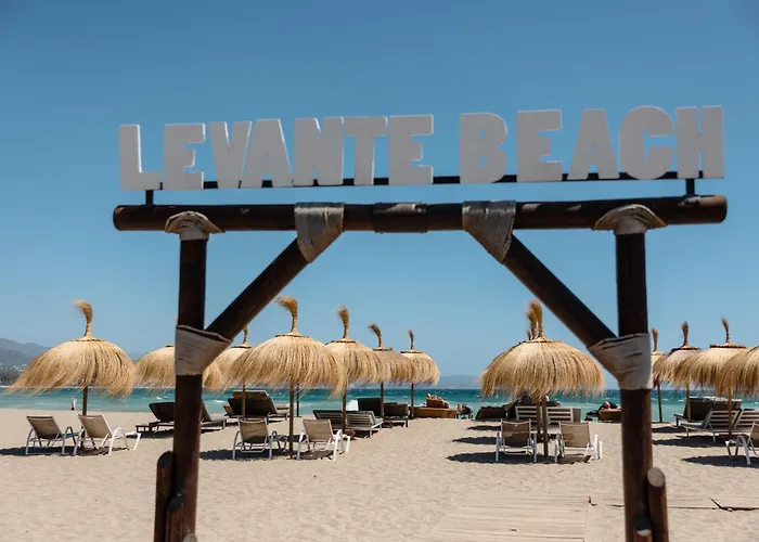 公寓 Spacious Apartment, With Private Terrace And Large Communal Pool And Tennis Courts, In Puerto Banus 马尔韦利亚