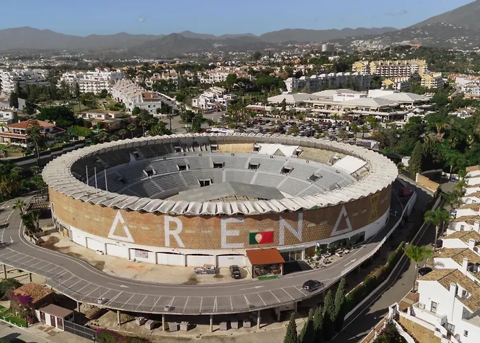 公寓 Spacious Apartment, With Private Terrace And Large Communal Pool And Tennis Courts, In Puerto Banus 马尔韦利亚