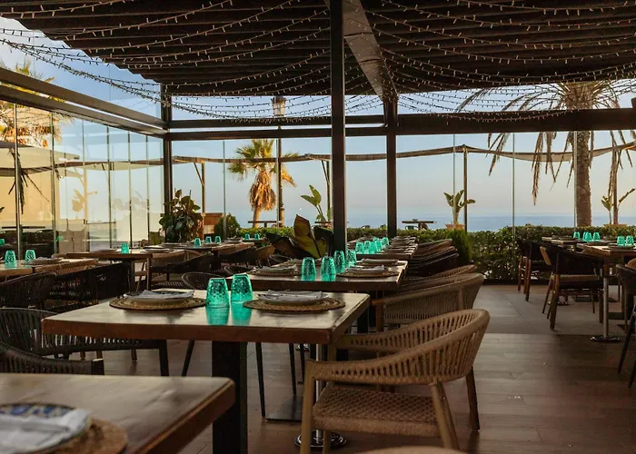 Spacious Apartment, With Private Terrace And Large Communal Pool And Tennis Courts, In Puerto Banus 公寓 马尔韦利亚