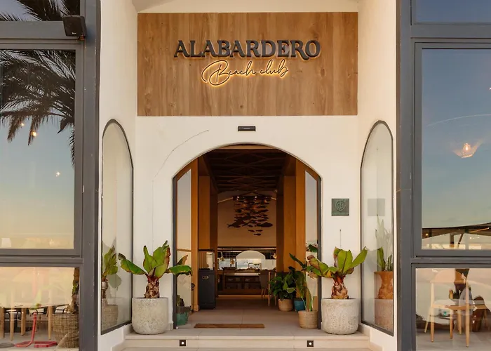 公寓 Spacious Apartment, With Private Terrace And Large Communal Pool And Tennis Courts, In Puerto Banus 马尔韦利亚