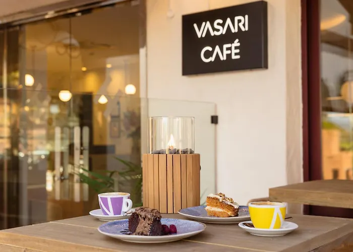 Spacious Apartment, With Private Terrace And Large Communal Pool And Tennis Courts, In Puerto Banus 公寓 *