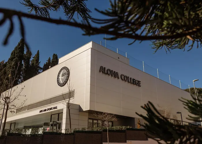 公寓 Spacious Apartment, With Private Terrace And Large Communal Pool And Tennis Courts, In Puerto Banus