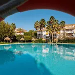 Spacious Apartment, With Private Terrace And Large Communal Pool And Tennis Courts, In Puerto Banus Daire *