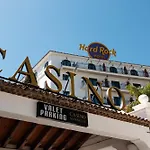 Spacious Apartment, With Private Terrace And Large Communal Pool And Tennis Courts, In Puerto Banus *
