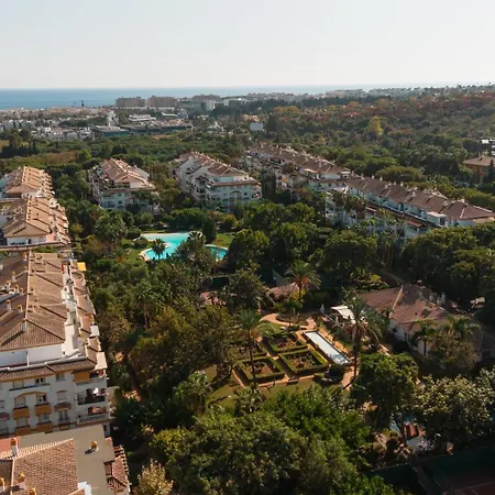 Lejlighed Spacious Apartment, With Private Terrace And Large Communal Pool And Tennis Courts, In Puerto Banus Marbella