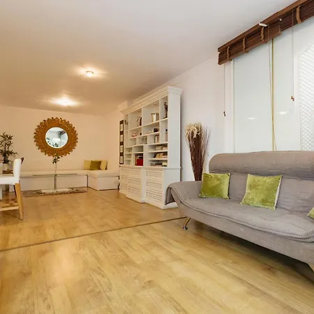 Spacious Apartment, With Private Terrace And Large Communal Pool And Tennis Courts, In Puerto Banus Daire