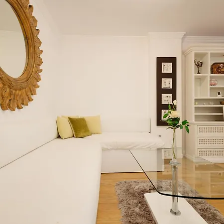 Spacious Apartment, With Private Terrace And Large Communal Pool And Tennis Courts, In Puerto Banus Daire