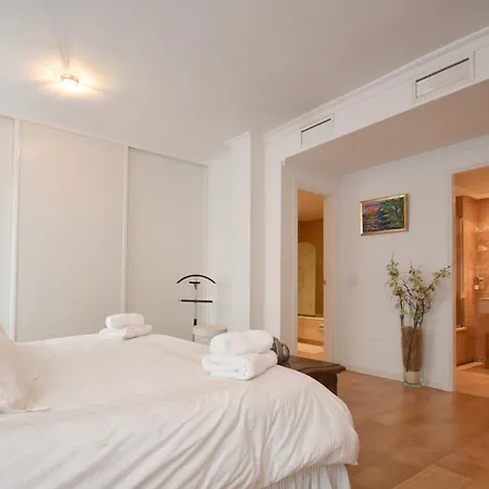 Spacious Apartment, With Private Terrace And Large Communal Pool And Tennis Courts, In Puerto Banus Daire Marbella