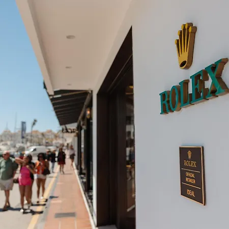 Lejlighed Spacious Apartment, With Private Terrace And Large Communal Pool And Tennis Courts, In Puerto Banus