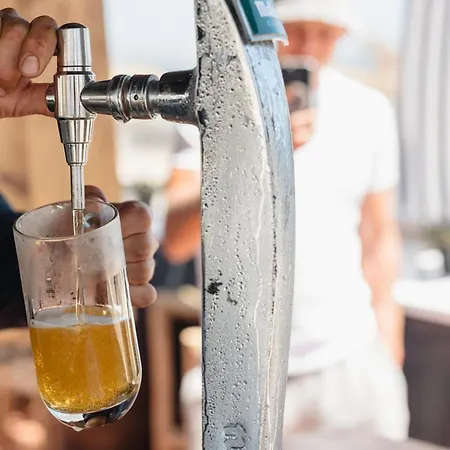 Spacious Apartment, With Private Terrace And Large Communal Pool And Tennis Courts, In Puerto Banus Lejlighed *