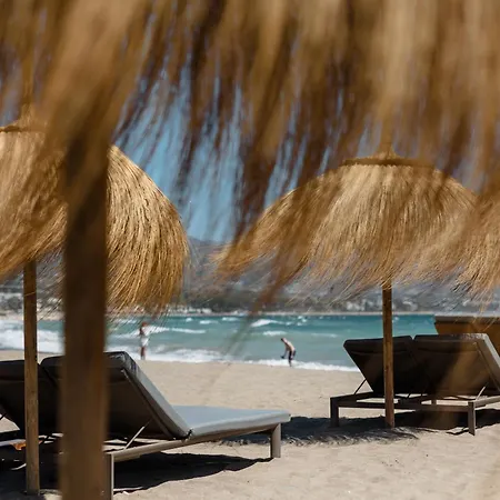 Spacious Apartment, With Private Terrace And Large Communal Pool And Tennis Courts, In Puerto Banus *