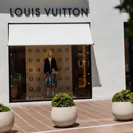 Spacious Apartment, With Private Terrace And Large Communal Pool And Tennis Courts, In Puerto Banus