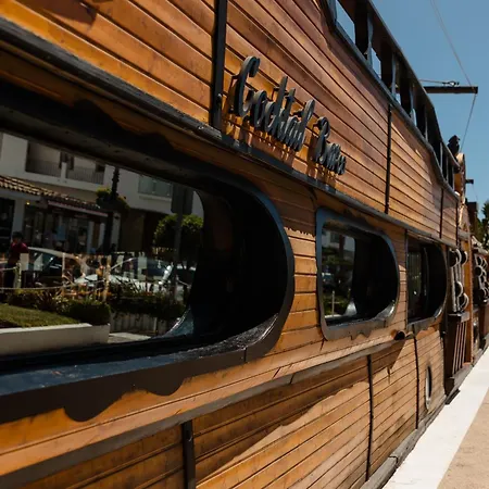 Spacious Apartment, With Private Terrace And Large Communal Pool And Tennis Courts, In Puerto Banus *