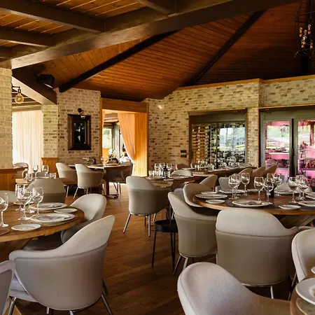 Spacious Apartment, With Private Terrace And Large Communal Pool And Tennis Courts, In Puerto Banus